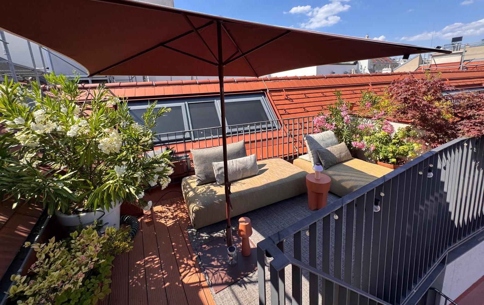 Dachterrasse, mit Daybeds für Outdoor Nutzung möbliert